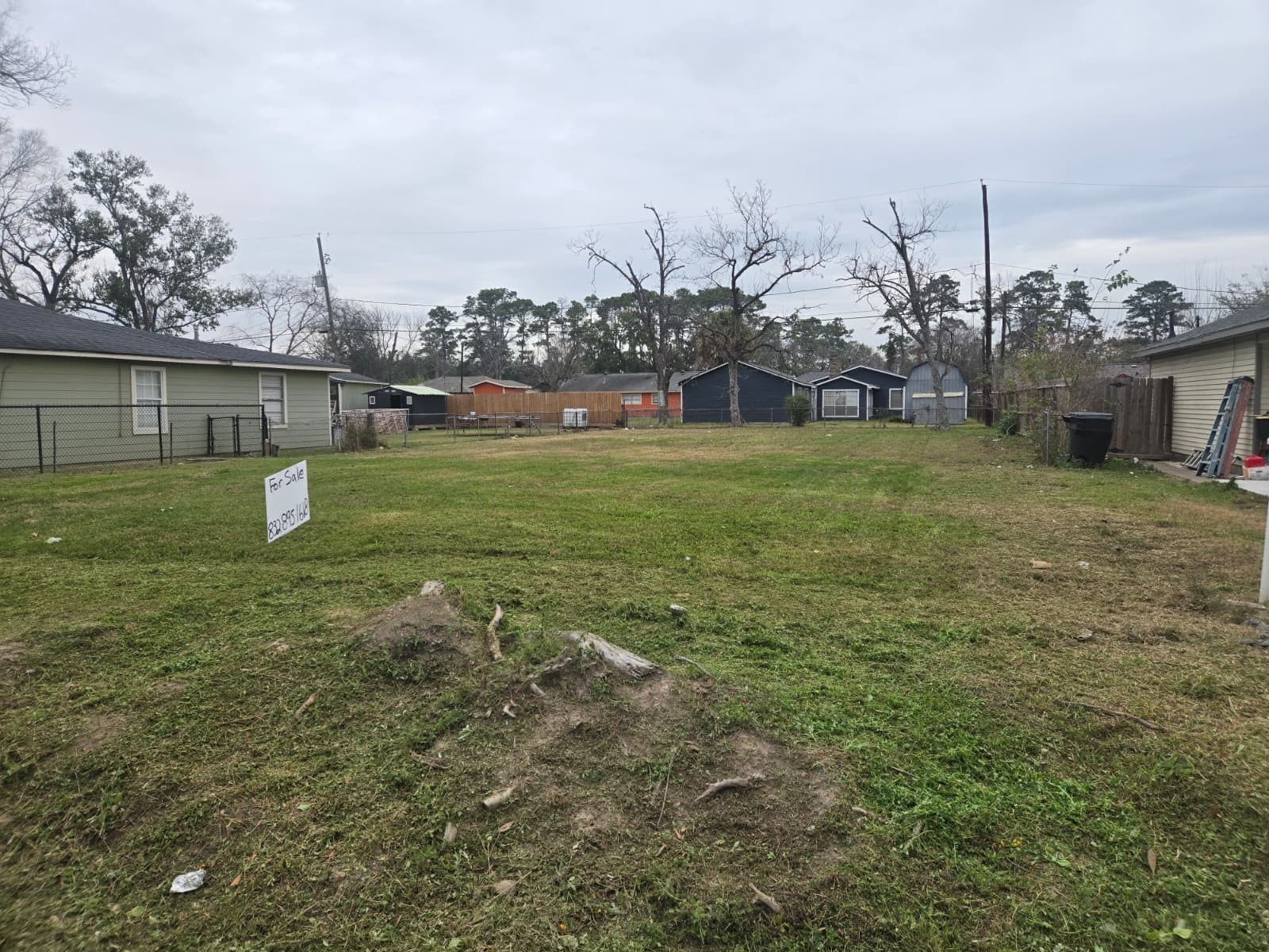 6929 Peyton Street Houston, TX 77028 - Photo 2 of 5 a backyard of apartments with large trees