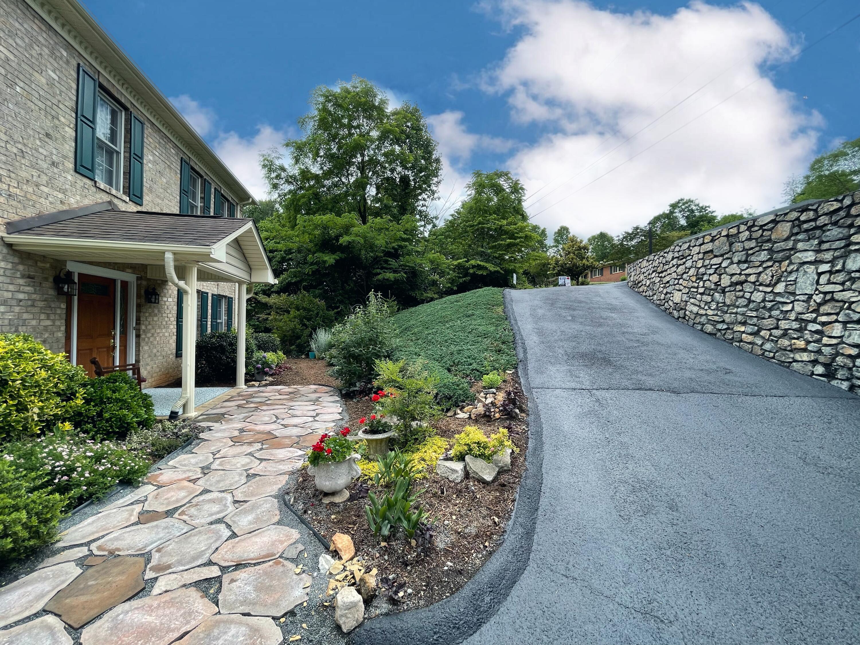 3722 Winding Way Road Southwest Roanoke, VA 24015 - Photo 9 of 63 1D90D0D5-A96F-4704-9F79-673C35DFEE6D