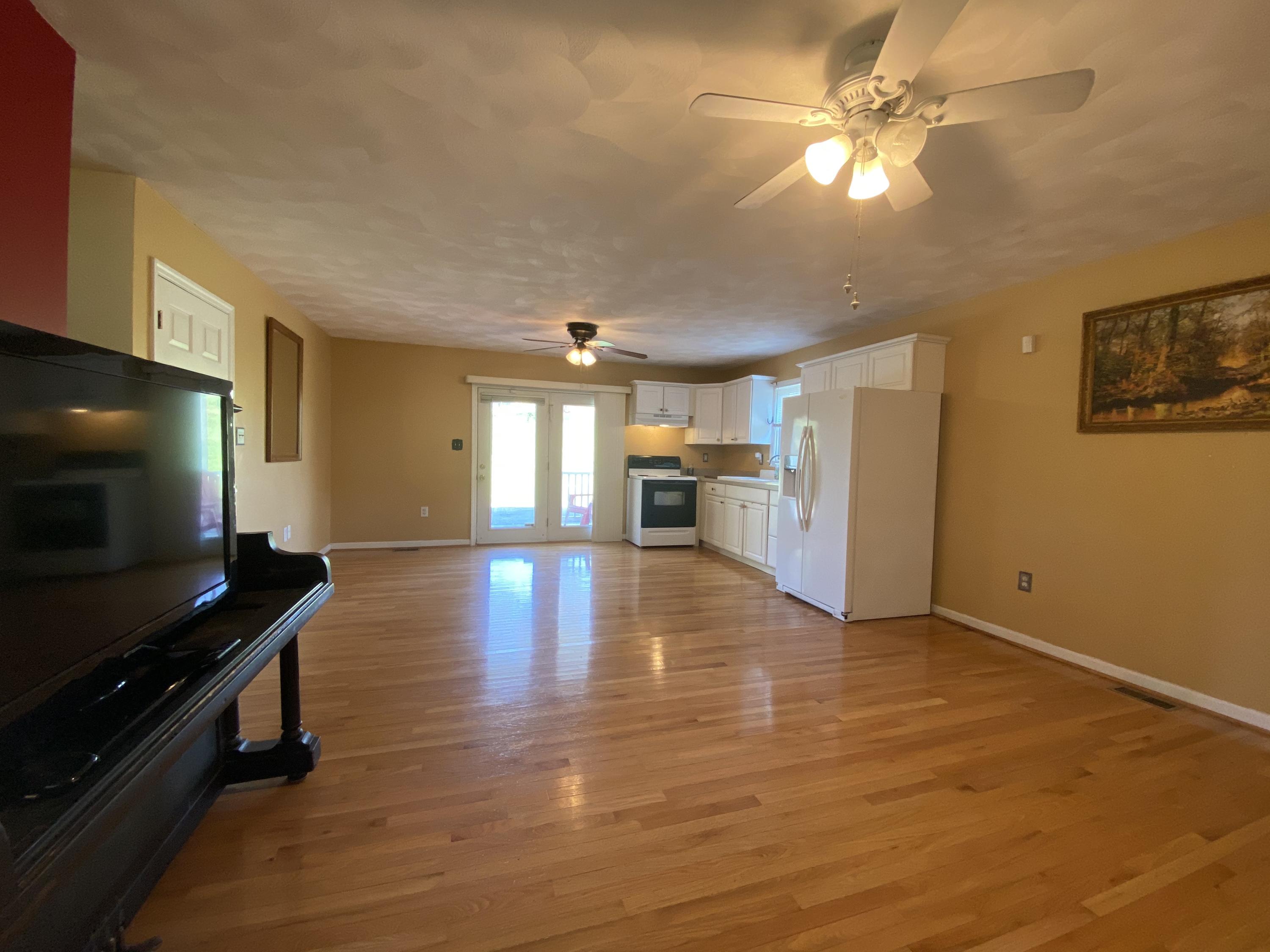 301 Treetop Road Rocky Mount, VA 24151 - Photo 5 of 22 IMG_2014