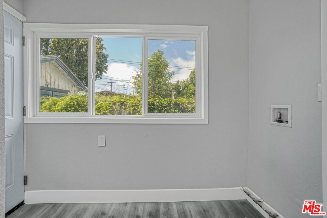 1256 Exposition Boulevard Los Angeles, CA 90007 - Photo 13 of 28 an empty room with a window