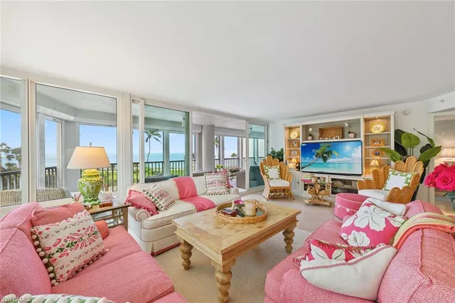 $2,900,000 | 4651 Gulf Shore Boulevard North, Unit 101, Naples, FL 34103