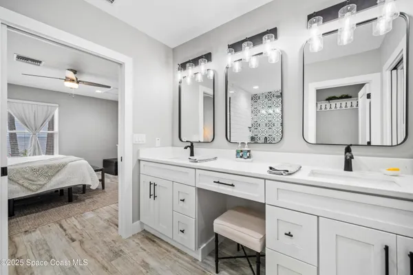 a en suite bathroom with a double vanity sink and a mirror