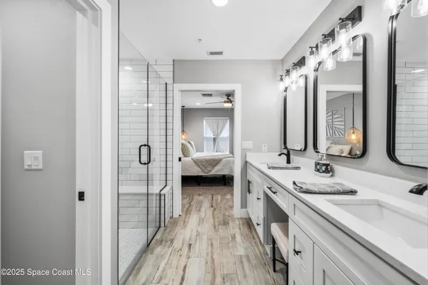 a en suite bathroom with a double vanity sink and mirror