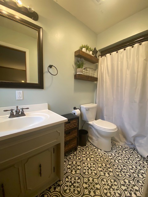 796 Dripping Springs Road Winchester, TN 37398 - Photo 19 of 34 a bathroom with a sink a toilet and mirror