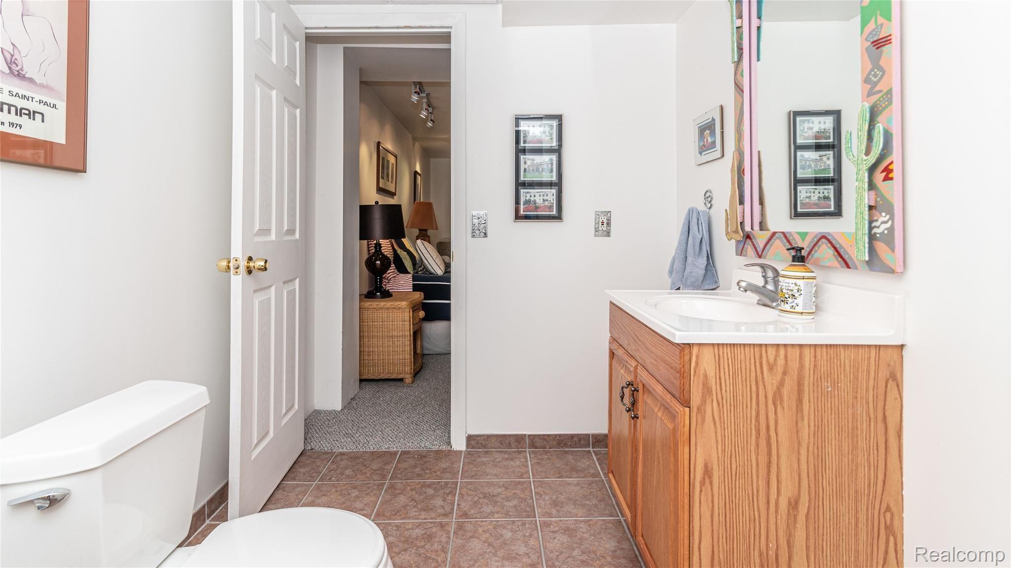2110 Avon Lake Lane Rochester, MI 48307 - Photo 25 of 36 025_076_37.jpg