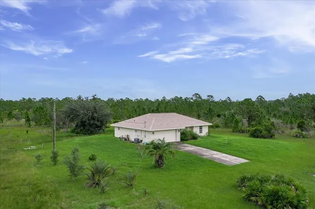 a view of a house with a yard