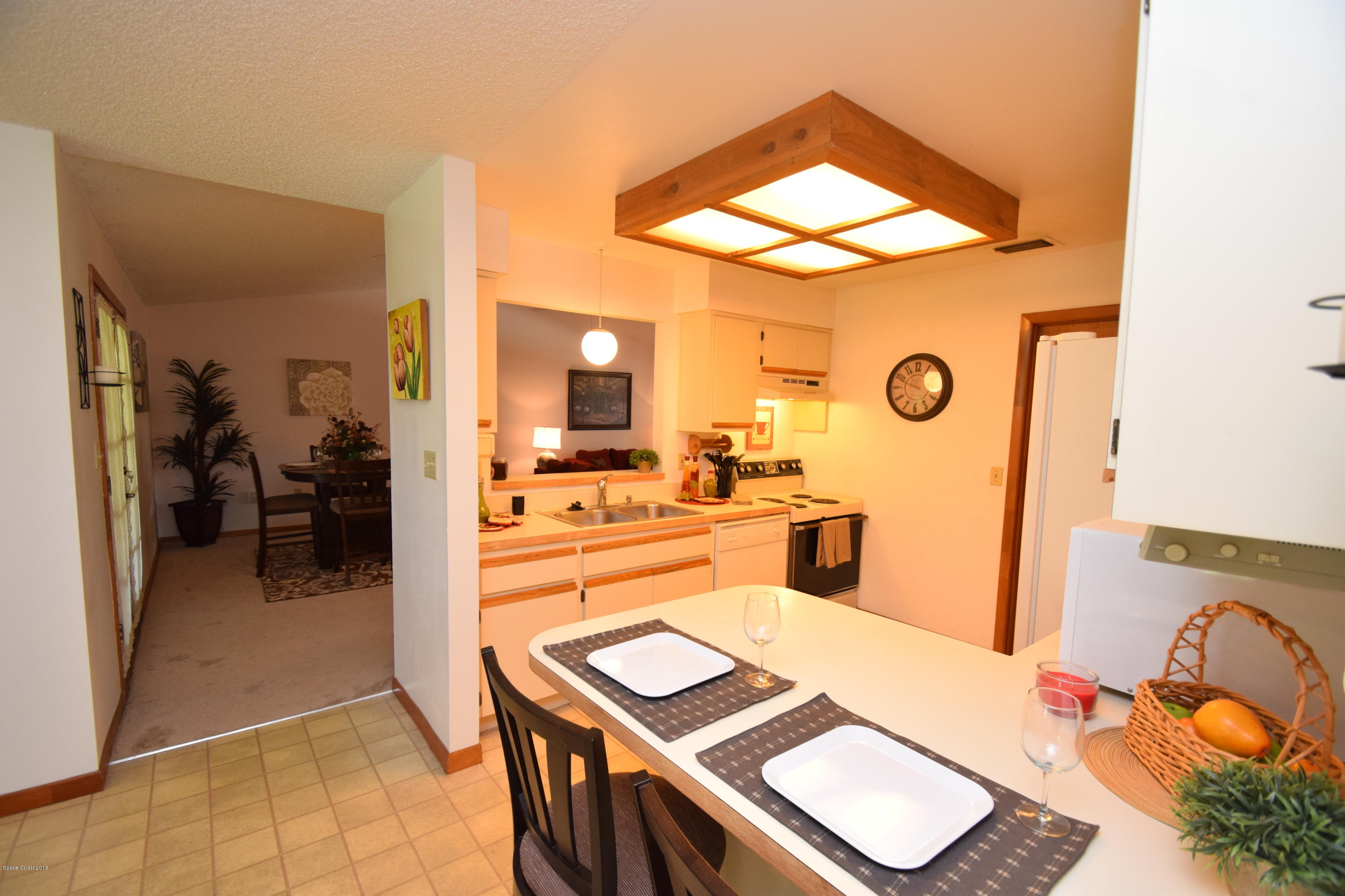263 Sauders Road Southeast Palm Bay, FL 32909 - Photo 26 of 60 Kitchen with breakfast bar