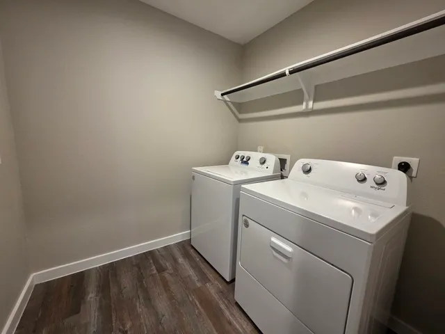 $2,195 | 1131 Hughes Crossing Drive, Rosharon, TX 77583