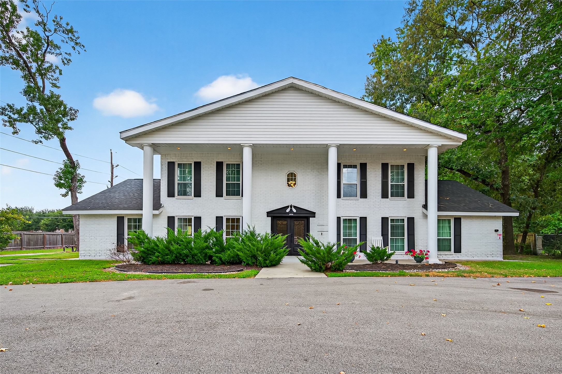 FANTASTIC OPPORTUNITY commercial or residential opportunity with this recently renovated 1 acre property. Conveniently located in the heart of a very fast growth area in Montgomery County Texas.