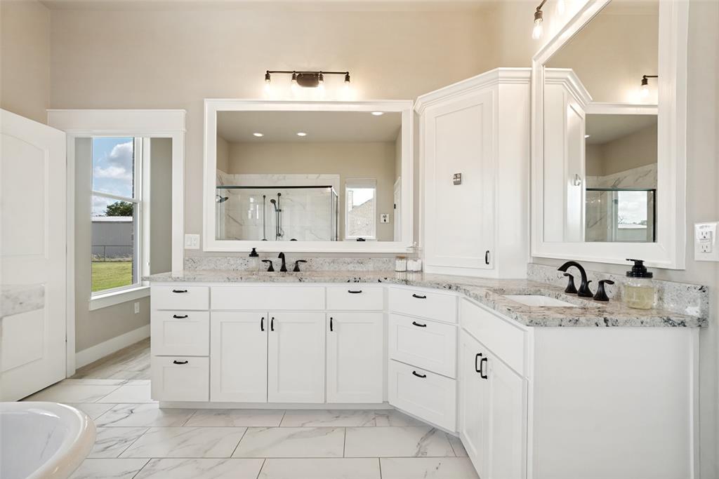 6913 Veal Station Road Weatherford, TX 76085 - Photo 17 of 31 Bathroom