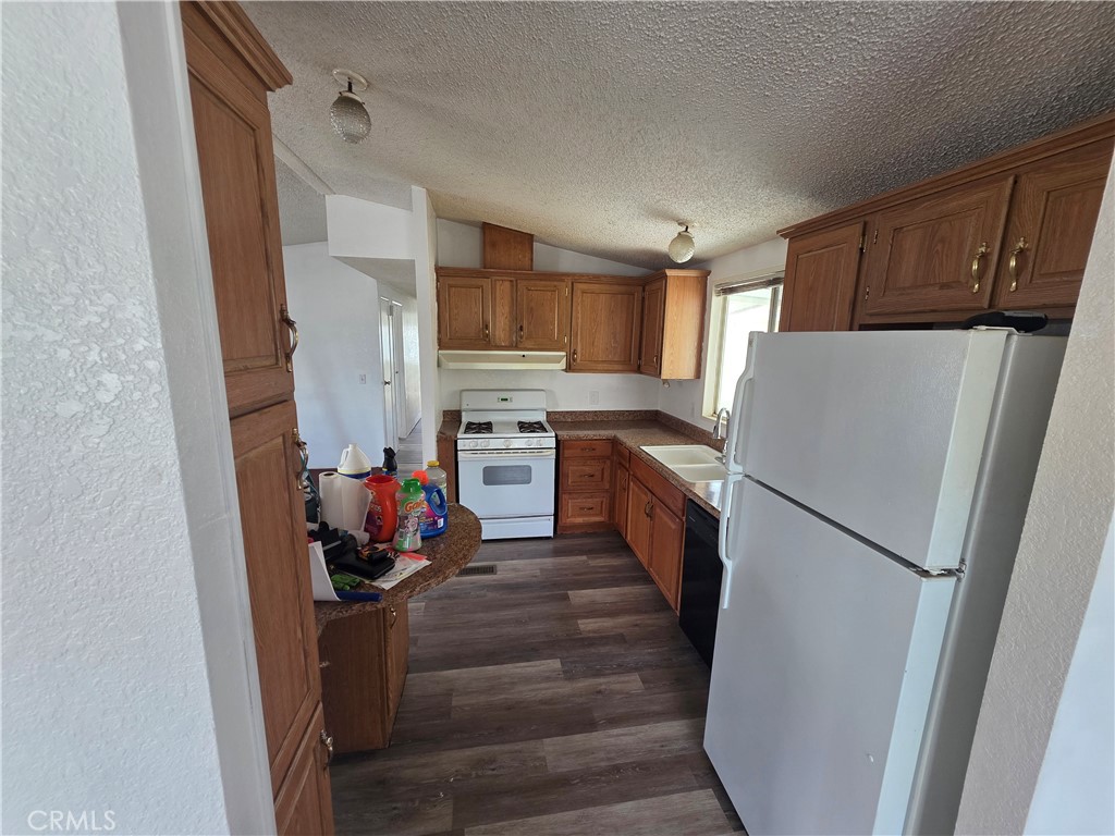 1010 Terrace Road, Unit 142 San Bernardino, CA 92410 - Photo 8 of 21 functional kitchen