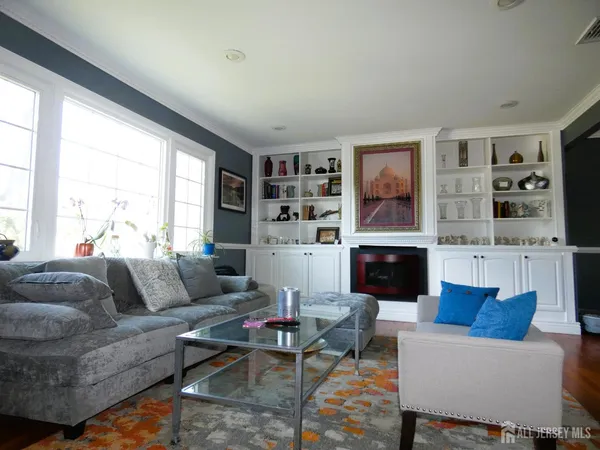 $789,000 | 10 Falcon Drive, Edison, NJ 08820