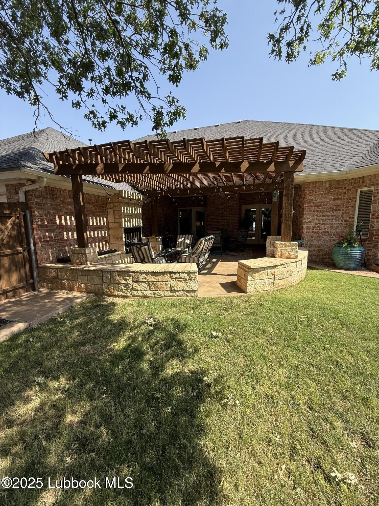4807 101st Street Lubbock, TX 79424 - Photo 31 of 44 a outdoor tub sitting in front of a building