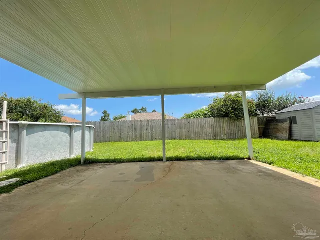 a view of a backyard