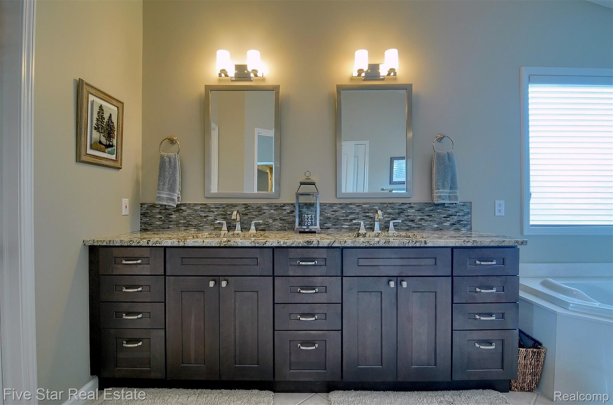 720 Loggers Circle Rochester, MI 48307 - Photo 29 of 63 29-Master Bathroom.jpg