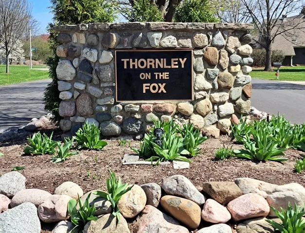 a view of a sign board with buildings