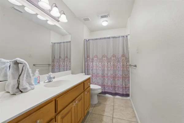 $675,000 | 714 Louisiana Avenue, Shiner, TX 77984