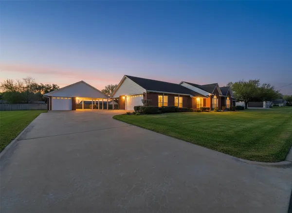 $675,000 | 714 Louisiana Avenue, Shiner, TX 77984