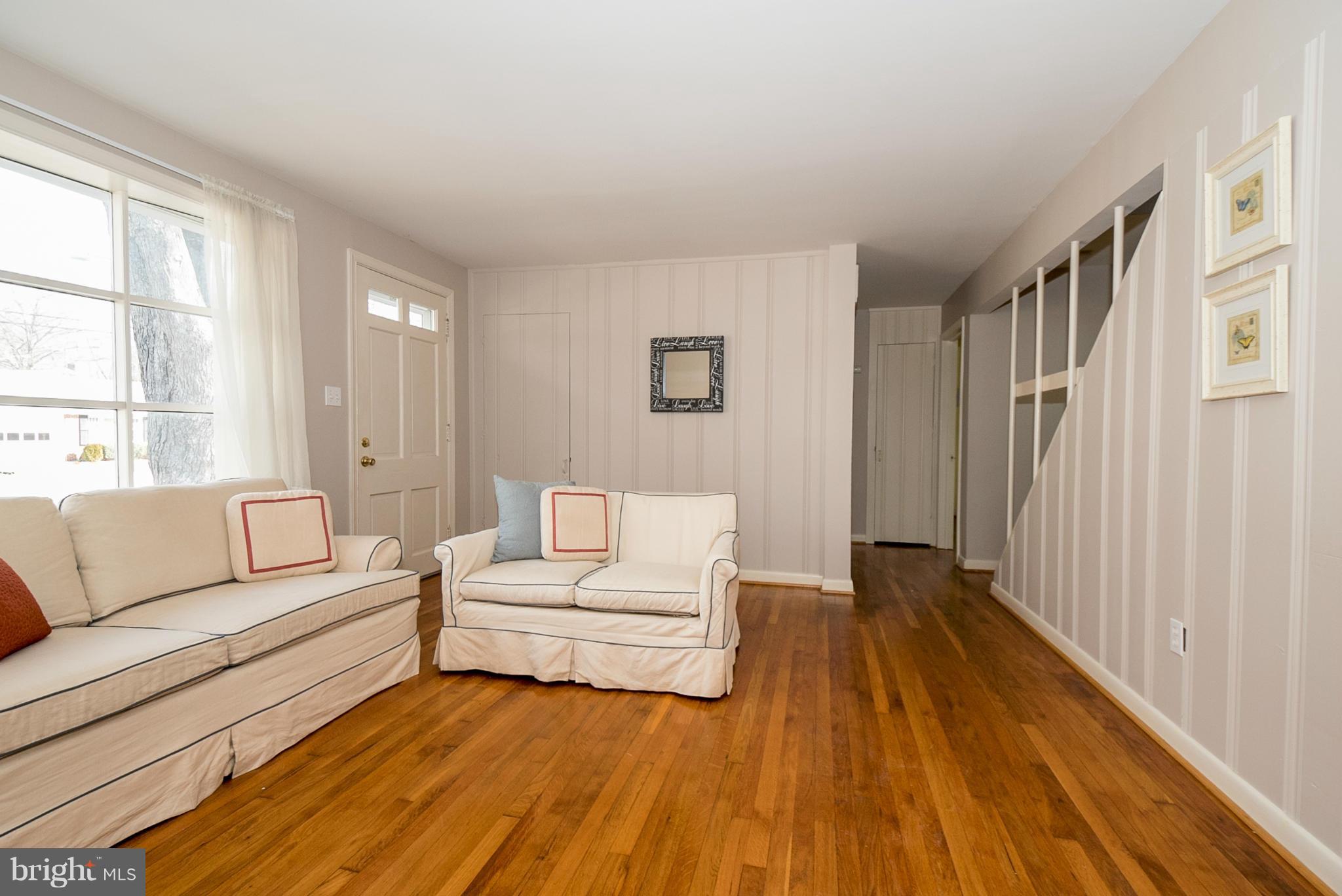 804 Kerwin Road Silver Spring, MD 20901 - Photo 3 of 24 Living Room