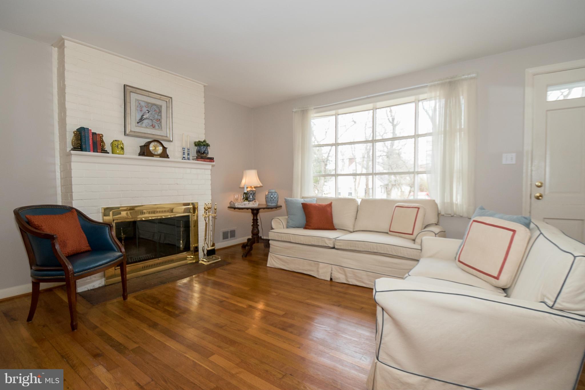 804 Kerwin Road Silver Spring, MD 20901 - Photo 4 of 24 Living Room