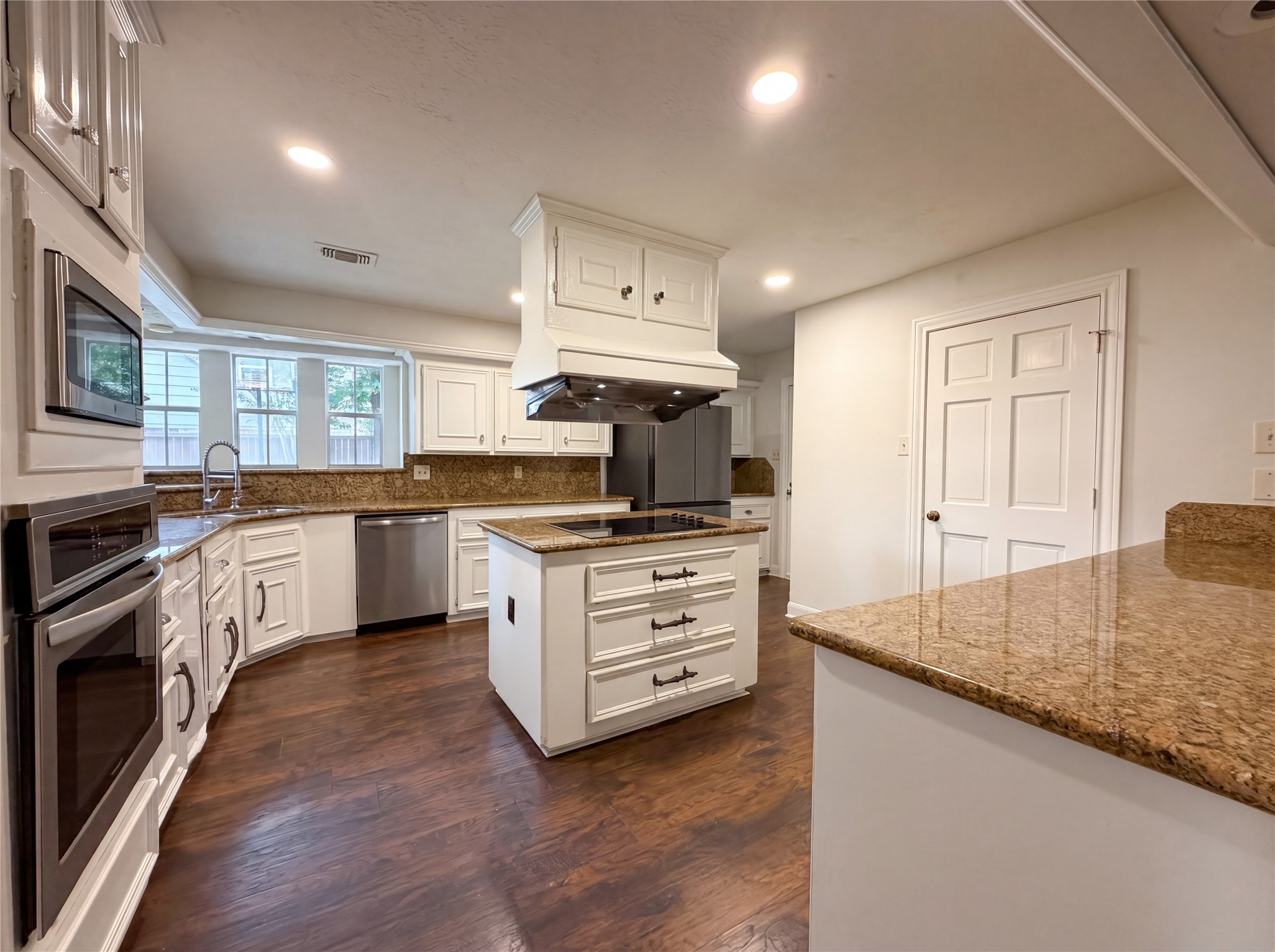 6902 Fawncliff Drive Houston, TX 77069 - Photo 2 of 26