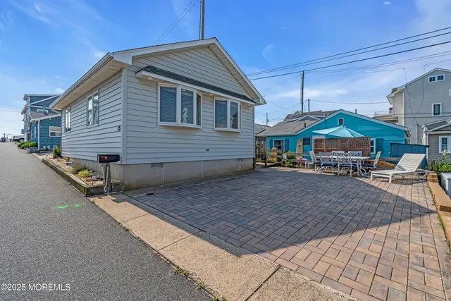a front view of house with yard