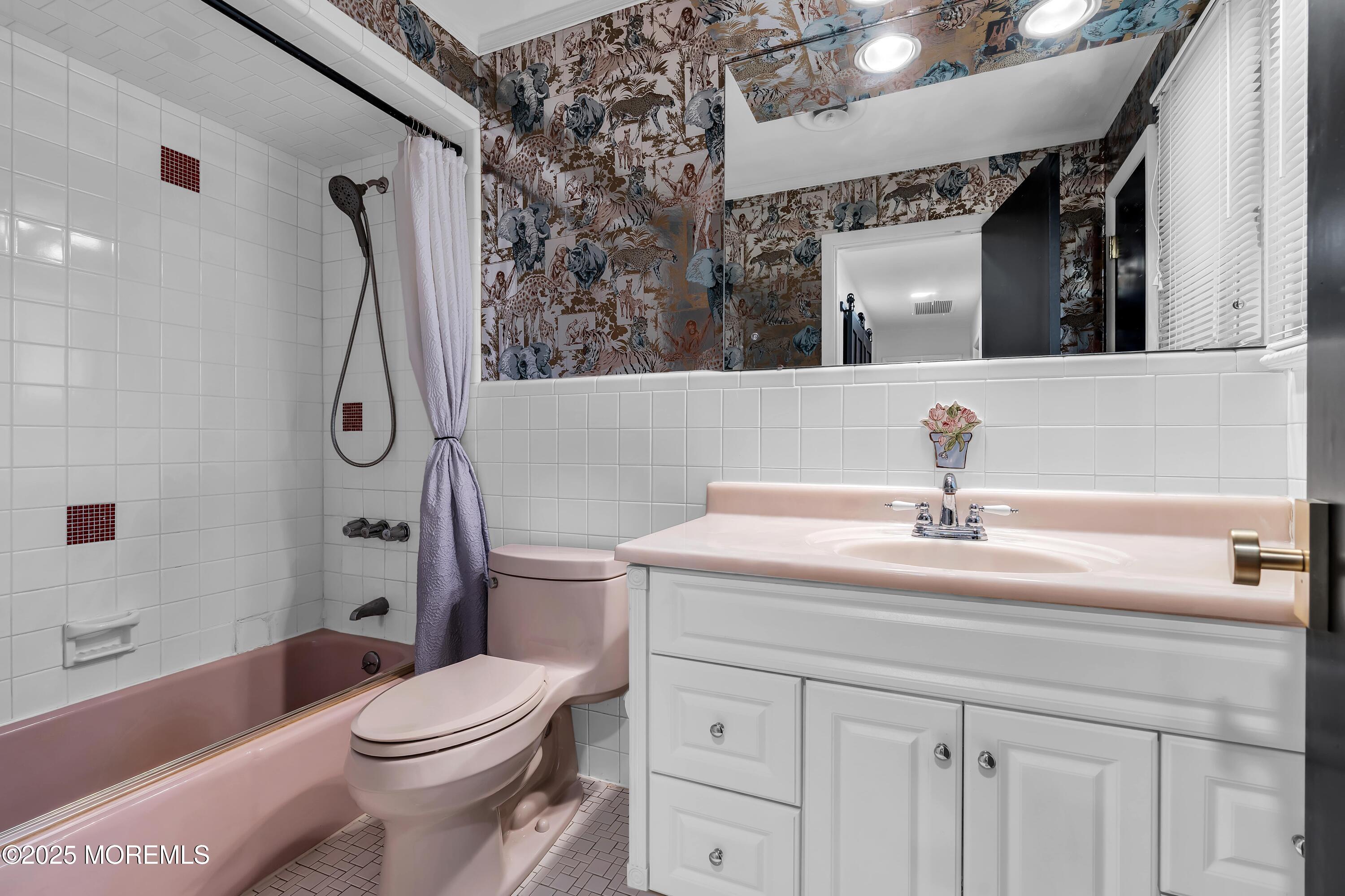 92 Five Points Road Colts Neck, NJ 07722 - Photo 37 of 47 a bathroom with a sink a toilet and a bathtub