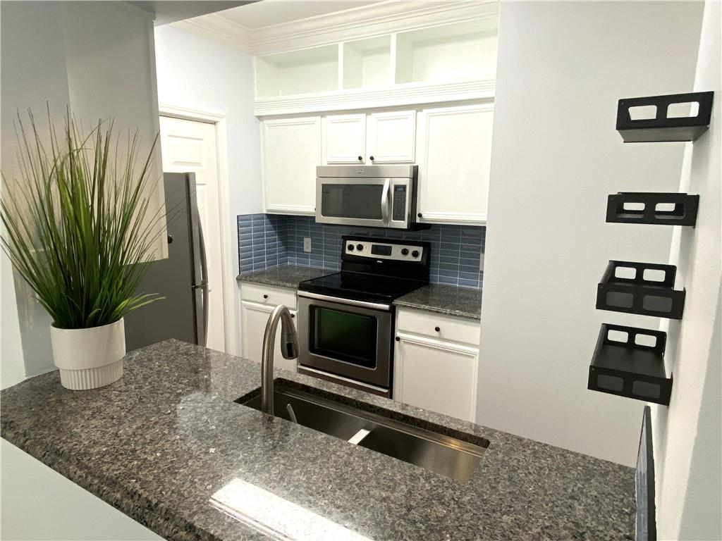 3777 Peachtree Road Northeast, Unit 1517 Atlanta, GA 30319 - Photo 14 of 37 a kitchen with a stove and a potted plant