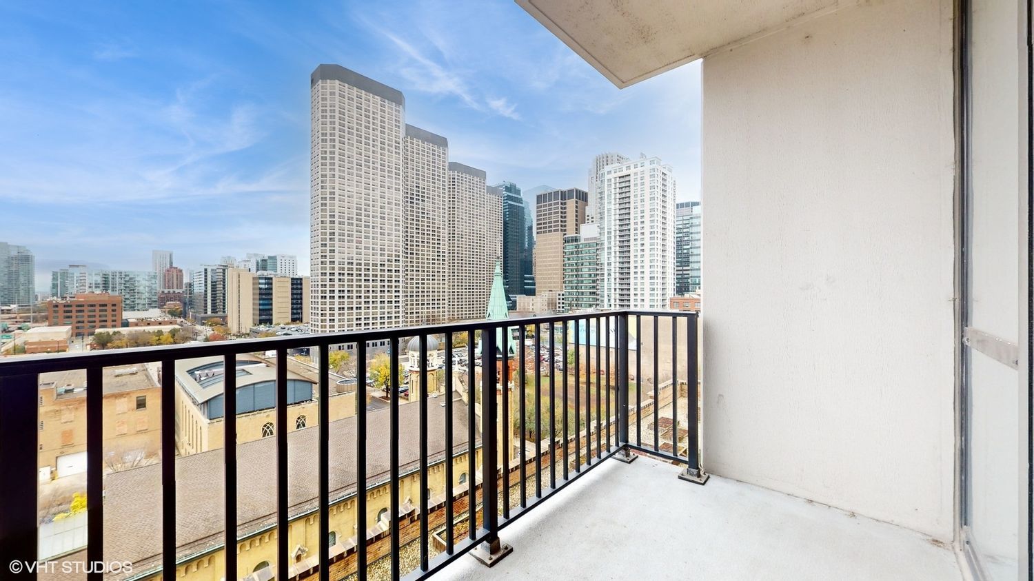 210 South Desplaines Street, Unit 907 Chicago, IL 60661 - Photo 15 of 17 a view of city from a balcony