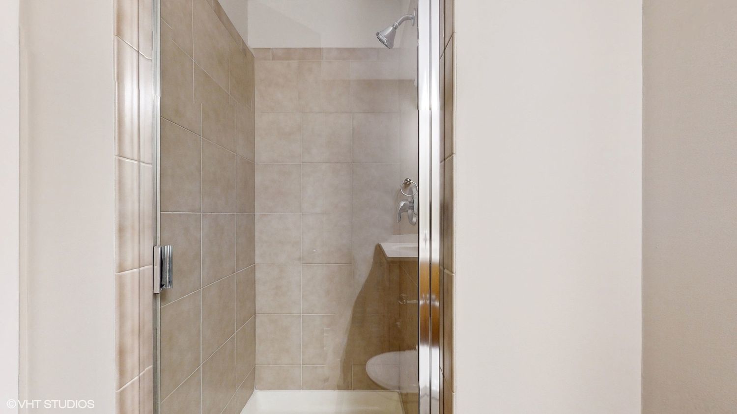210 South Desplaines Street, Unit 907 Chicago, IL 60661 - Photo 9 of 17 a bathroom with a shower
