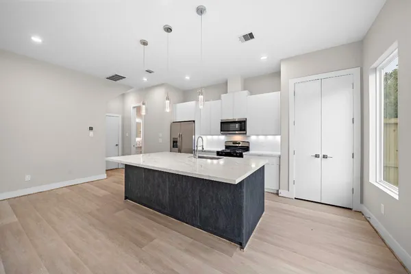 $2,275 | 24A Bucan Street, Unit F, Houston, TX 77076