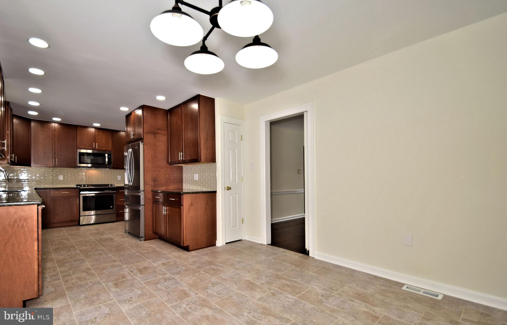 404 Sunset Road Burlington, NJ 08016 - Photo 13 of 72 Doorway to Dinning room