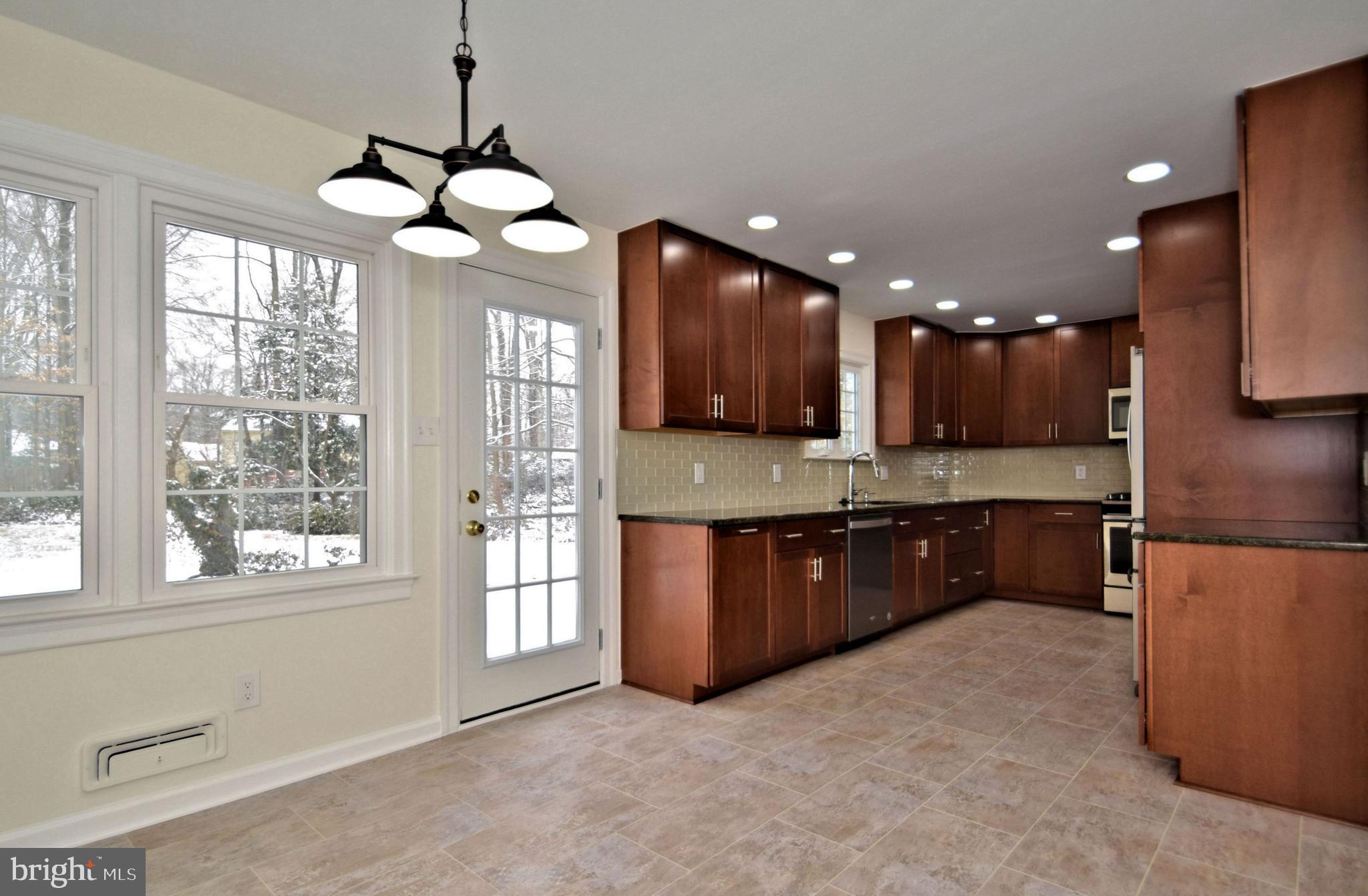 404 Sunset Road Burlington, NJ 08016 - Photo 15 of 72 Eat in and view to rear yard