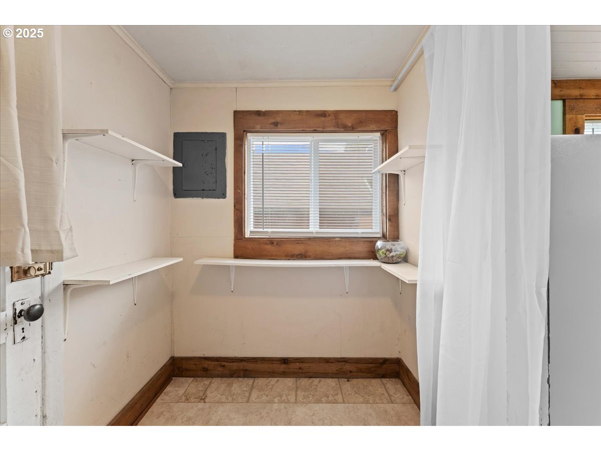 830 Oceanway Street Seaside, OR 97138 - Photo 18 of 35 a bathroom with a window