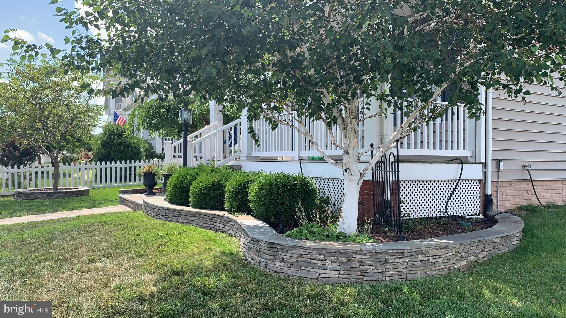 25083 Riding Center Drive Chantilly, VA 20152 - Photo 3 of 8 Fenced in yard with beautiful landscaping.