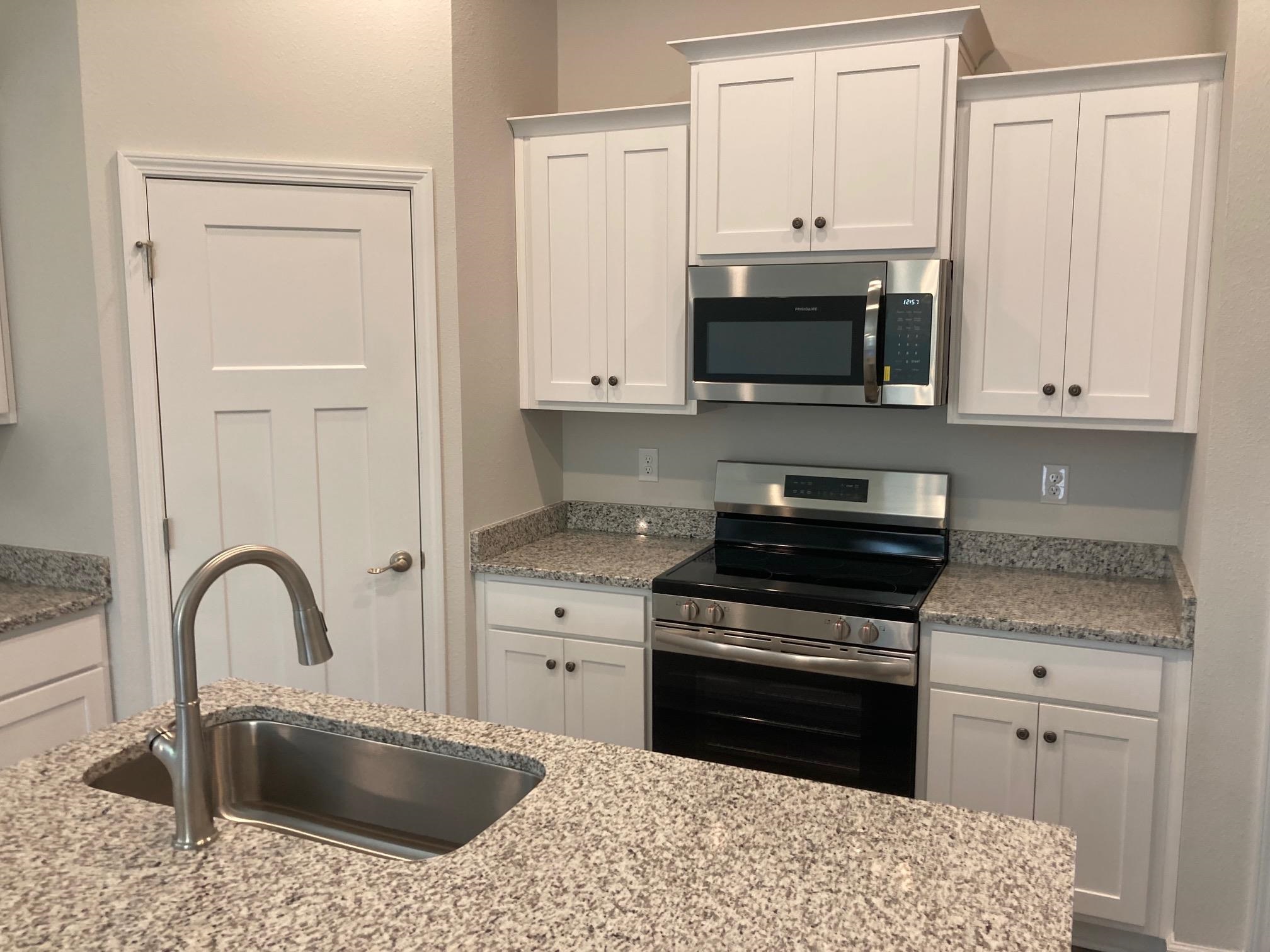 696 Mayflower Drive Foley, AL 36535 - Photo 7 of 25 Kitchen