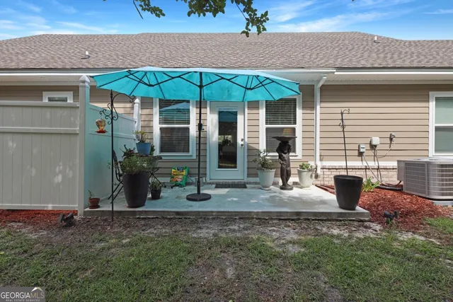 a view of a house with backyard and porch