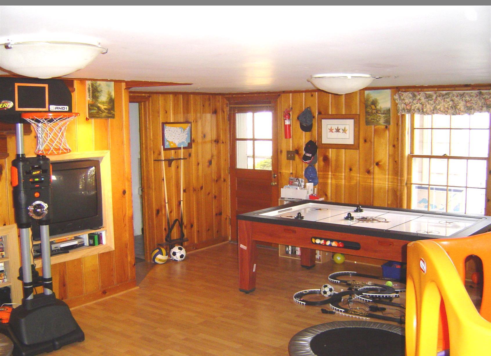 3125 Stoneridge Road Southwest Roanoke, VA 24014 - Photo 25 of 28 a room with furniture and a window