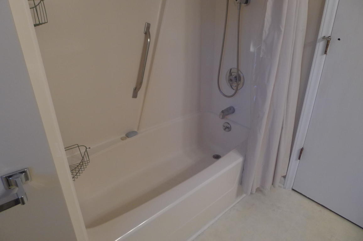 3125 Stoneridge Road Southwest Roanoke, VA 24014 - Photo 8 of 28 a bathroom with a bath tub