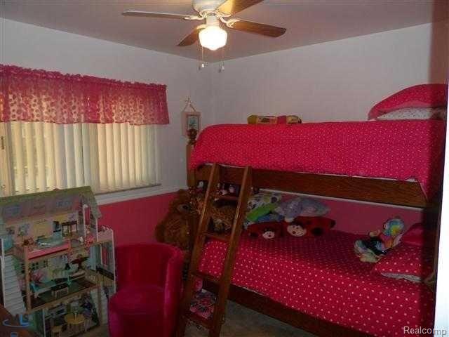 8465 Potomac Street Center Line, MI 48015 - Photo 8 of 20 31127805-7.jpg