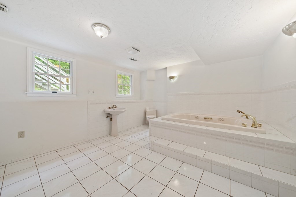 39 Sunset Road Weymouth, MA 02189 - Photo 17 of 28 Gallery Image 17