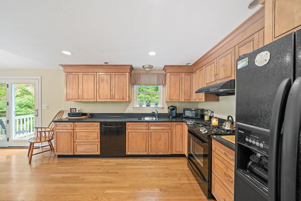 39 Sunset Road Weymouth, MA 02189 - Photo 4 of 28 Gallery Image 4