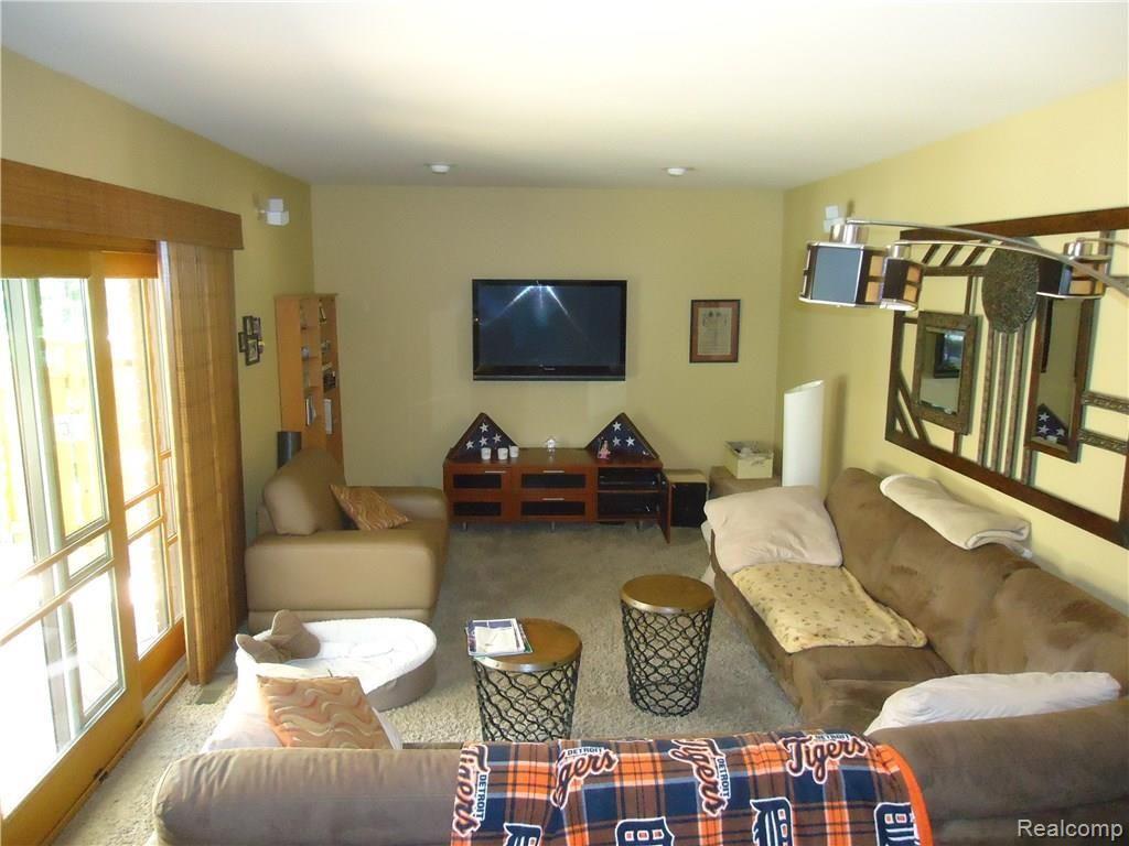 25124 Farmington Road Farmington, MI 48336 - Photo 36 of 50 family room 2.JPG