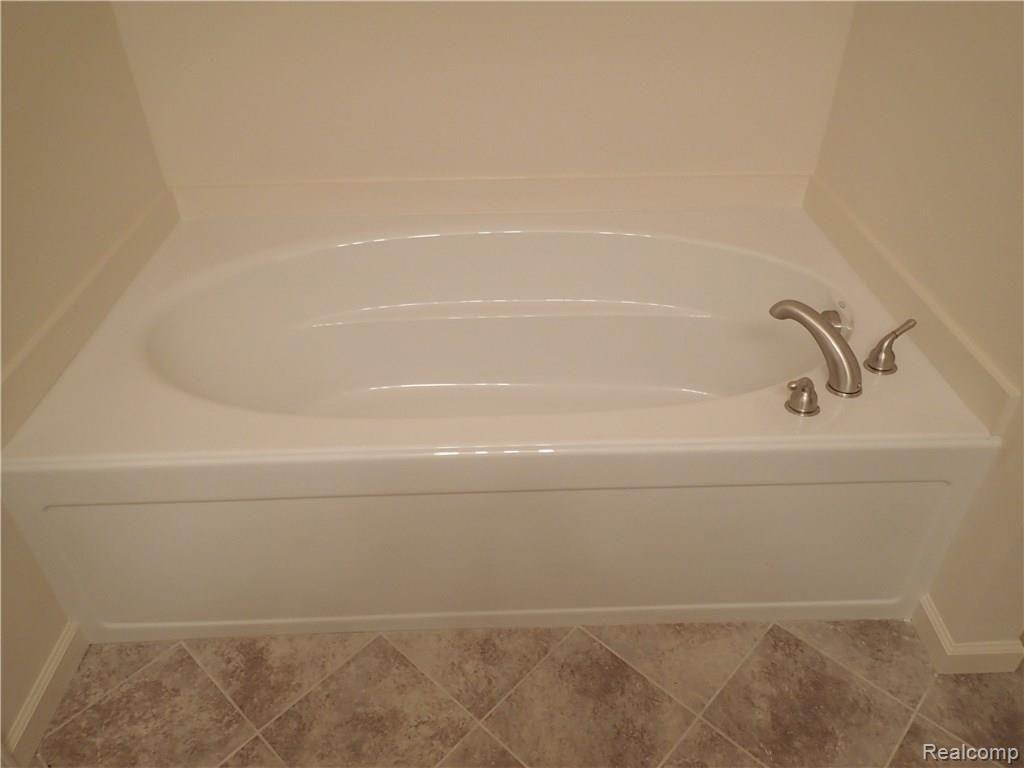 638 Telya Ridge, Unit 27 Milford, MI 48381 - Photo 25 of 54 Master Bath 1st Floor