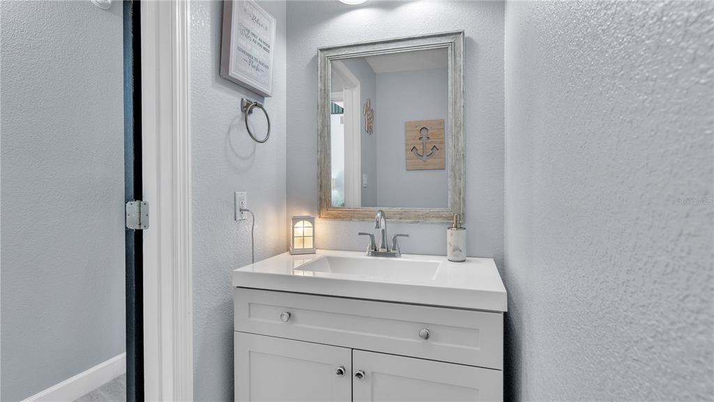 3943 West Campbell Road Lakeland, FL 33810 - Photo 27 of 71 a bathroom with a sink and a mirror