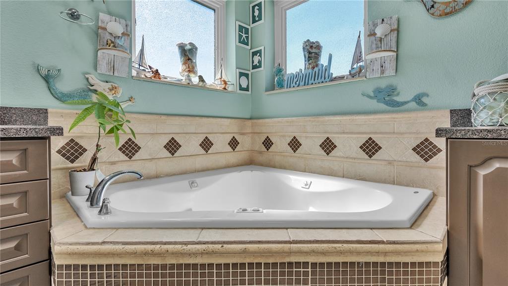 3943 West Campbell Road Lakeland, FL 33810 - Photo 36 of 71 a bathroom with a bathtub