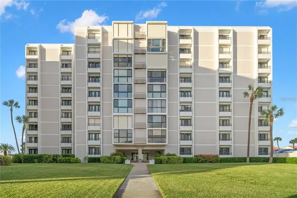 $3,200 | 855 Bayway Boulevard, Unit 907, Clearwater, FL 33767