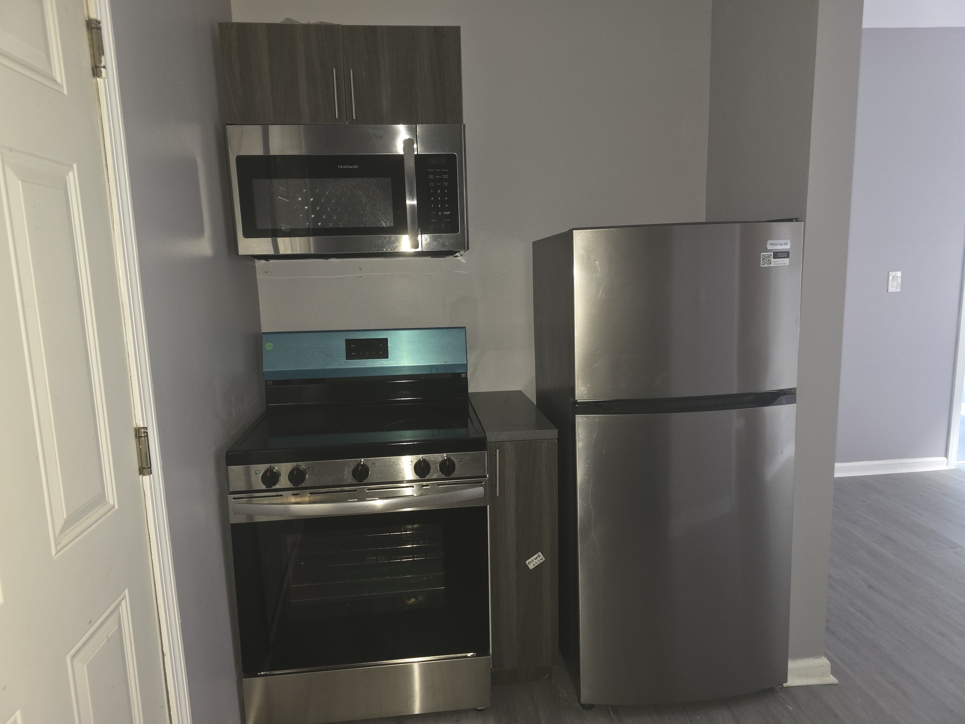 31 Whittier Street, Unit 3A Bridgeport, CT 06605 - Photo 3 of 5 a kitchen with a stove and a microwave