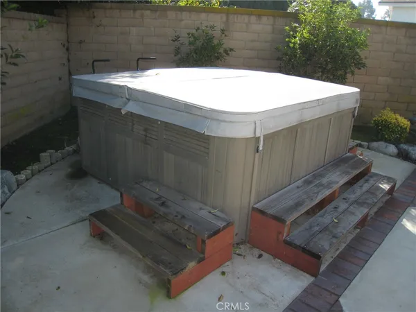 a view of a yard and a fountain