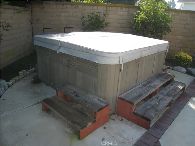 a view of a yard and a fountain